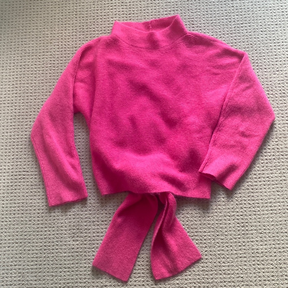 Lewit soft sweater with tie in back